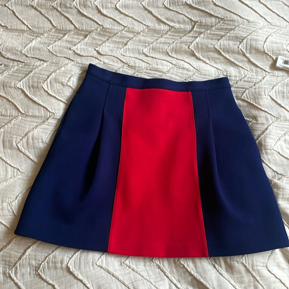 Club Monaco mini skirt with pockets! Size 2 💙❤️💙